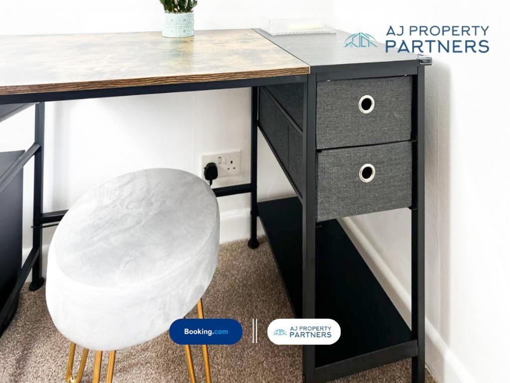 Premium Deal L Hill View Home L Last-Minute Offer L Cheltenham L Aj Properties L Perfect For Short Or Long Stays L 4Beds 4Bedrooms Kültér fotó